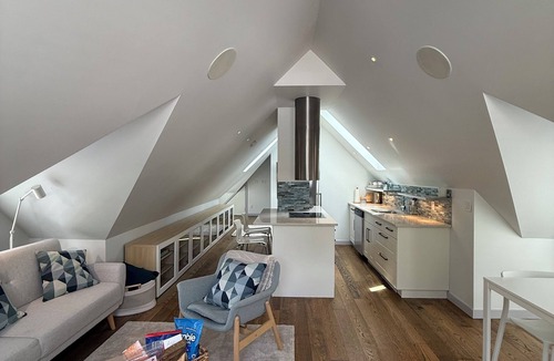 Dunbar House | Petite Belle Chasse - A country coachhouse just minutes from downtown Vancouver.
