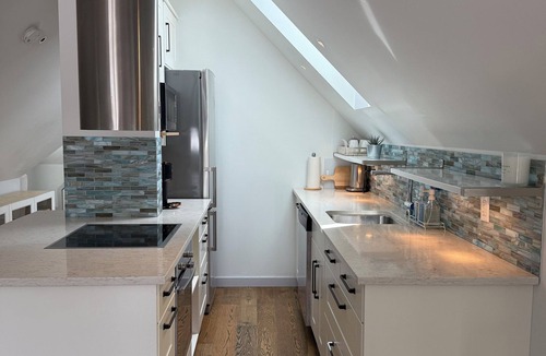 Dunbar House | Petite Belle Chasse - A country coachhouse just minutes from downtown Vancouver.