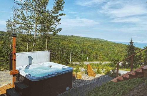 Les Eboulements Ski Chalet | Petite Ourse 61: Hot Tub, Views & Private Trails