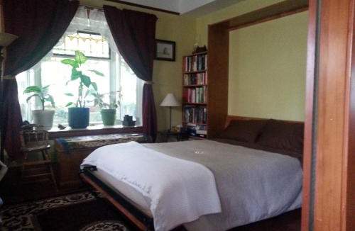 Stettler Bed & Breakfast | Phoenix House B&B