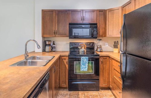 South Pandosy Condo | Playa del Sol Beach Themed Getaway! w/pool and lake view