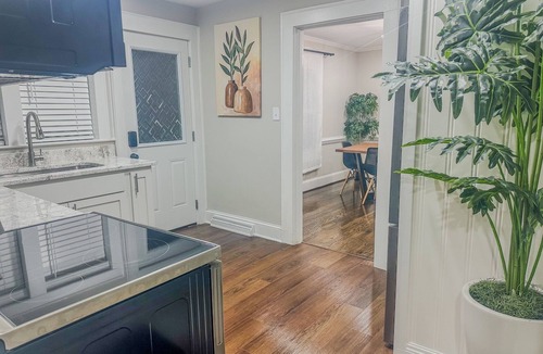 Greensboro House | Pleasant 2bdrm/2ba mins to Downtown