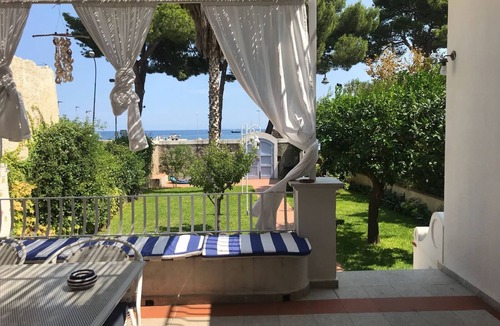 Patti Villa | POMEGRANATE VILLA ON THE SEA WITH GARDEN