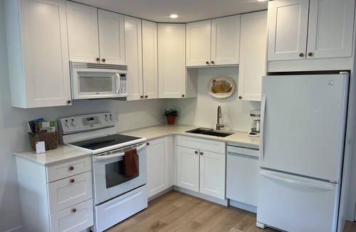 Vernon Apartment | 🌴 Pool + Hot Tub Modern 2BR Retreat Near Trails & Orchards