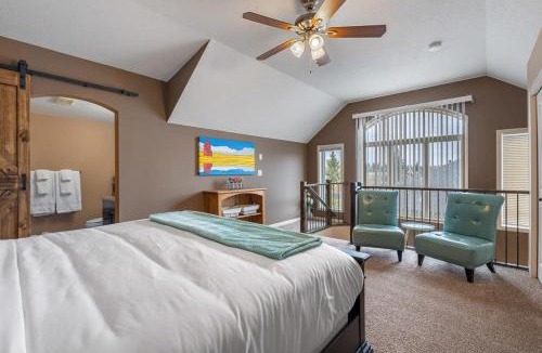 Sylvan Lake House | Prairie Oasis I Sleeps 16 l BBQ & Patio l Smart TV