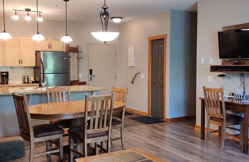 Canmore Condo | Premium 2 Bedroom, 2 Bath Condo w/central Air Conditioning- Lodges at Canmore