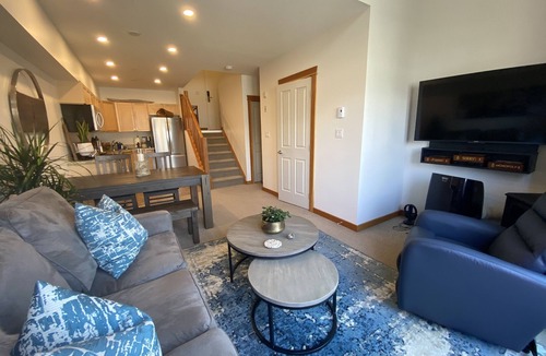 Canmore Condo | Premium MTViews! Alpine Loft Penthouse/Walkable Location/Parking/3 Hot Tubs/Pool