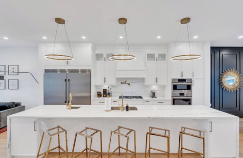 Killarney House | PRESTIGE: Luxe 5BR, King Beds, A/C, Free Parking + EV Charger