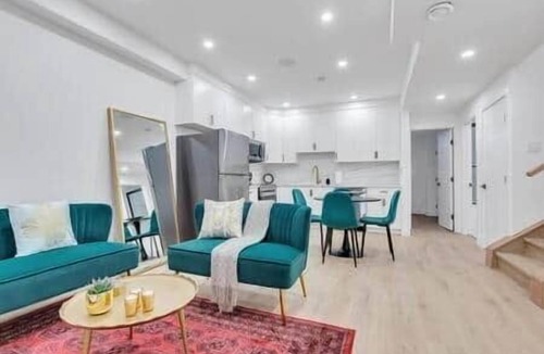 Killarney House | PRESTIGE: Luxe 5BR, King Beds, A/C, Free Parking + EV Charger