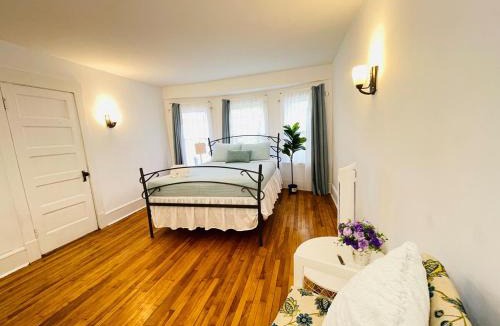 Queens Square House | Prime and Precious location The Red House Room3