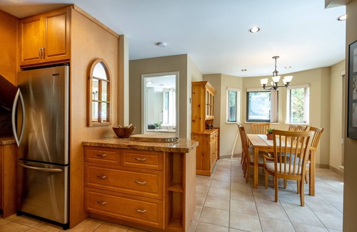 Whistler House | Prime Central Location | 5BR | Walk to Village/Lifts | Free Parking | Managed by Aloha Whistler