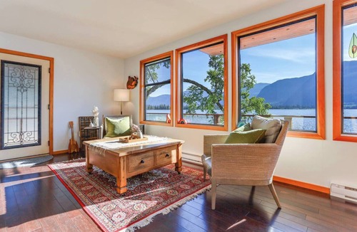 Lakelse Cabin | Privacy & absolute lakefront with Hot-Tub & Outdoor Sauna - relax & recharge!