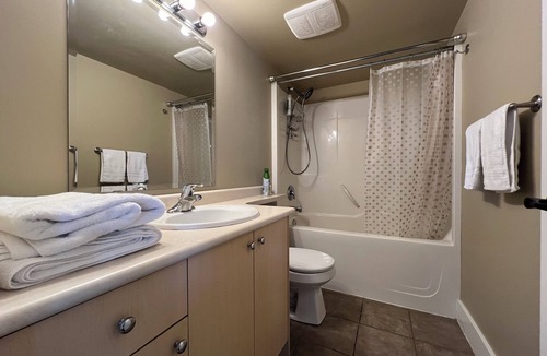 Stephenson Point Bed & Breakfast | private access independent suite near Departure Bay Ferry Terminal