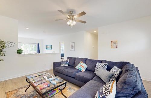 Southmont House | Private Dock! Lakefront Family Escape in Salisbury
