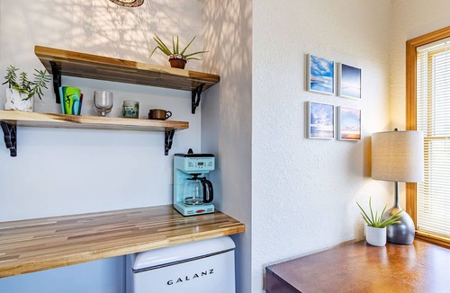 Colington House | Private efficiency close to the beach & bay! Great for couples. Dog-friendly.