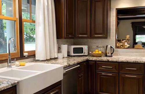 West End Bed & Breakfast | Private Guest Suite in Dt Vancouver