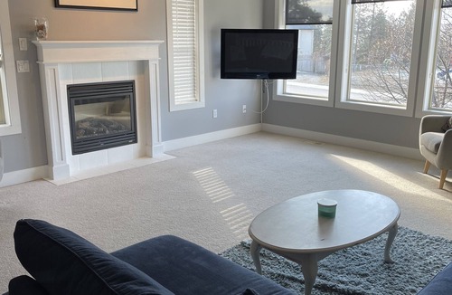 Central Okanagan House | Private house with 2 suites and a heated swimming pool, sleeps 14