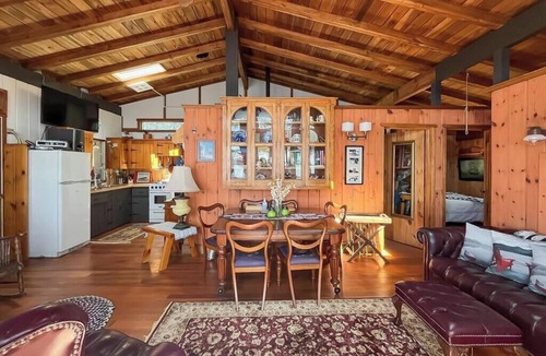 Upper New Cornwall Cottage | Private lakefront retreat. 10 minutes to Mahone Bay