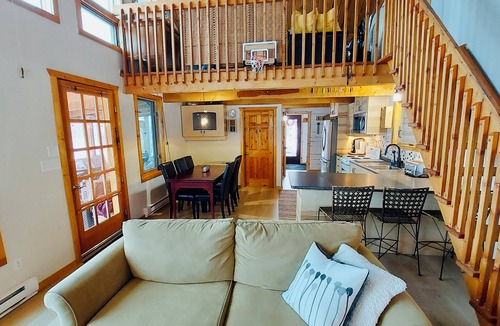 New Bothwell Cottage | Private lakefront Stone Waters retreat Cottage. Pet friendly.
