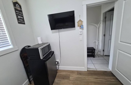 South Newton House | Private modern room with separate entrance at Newton surrey
