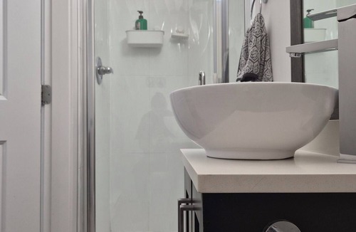 South Newton House | Private modern room with separate entrance at Newton surrey
