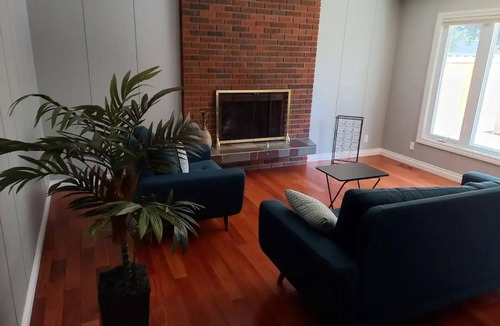 Northwest Calgary House | Private Room Just 3 min walk to University and Hospital.