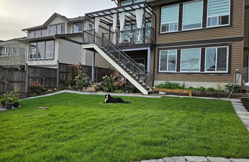 Burke Mountain House | Private south-facing suite with a full bathroom and fully equipped kitchen.