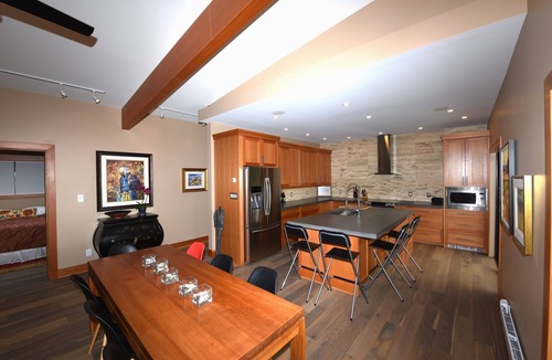 Pender Island Villa | Private, spectacular ocean vistas, swimming pool, EV charger !