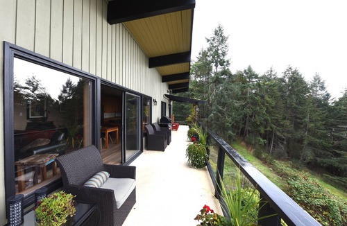 Pender Island Villa | Private, spectacular ocean vistas, swimming pool, EV charger !