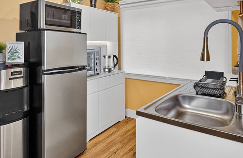 Williams Lake House | Private Studio/5 Min to DT/Self Check-In/75"TV
