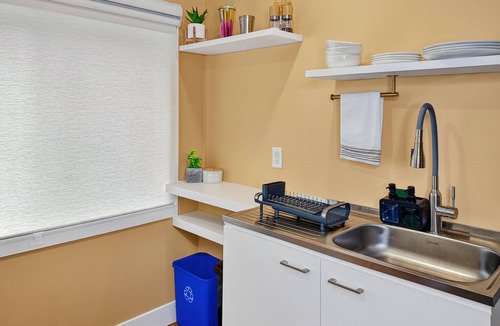 Williams Lake House | Private Studio/5 Min to DT/Self Check-In/75"TV