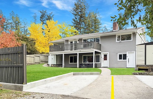 Williams Lake House | Private Studio/5 Min to DT/Self Check-In/75"TV