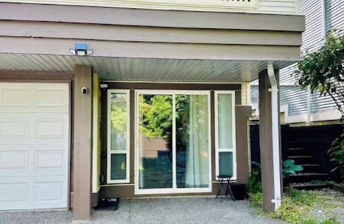 South Newton Apartment | Private Studio: Separate Entry, Washroom & Living Room