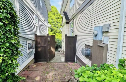 South Newton Apartment | Private Studio: Separate Entry, Washroom & Living Room
