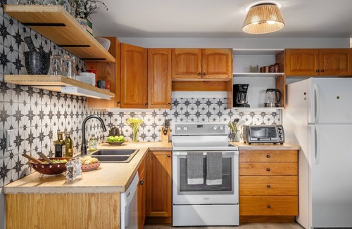 Black Mountain Apartment | Private Suite, Panoramic Views, Hot Tub, Wineries