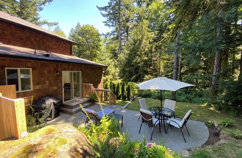 Sooke House | Private suite, quiet and peaceful forest setting. Close to town, firm king bed.