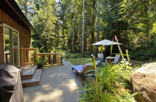 Sooke House | Private suite, quiet and peaceful forest setting. Close to town, firm king bed.