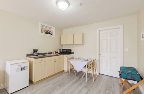 Marpole House | Private Sunny Cozy 1BR Suite