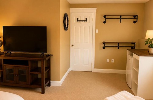 Charlottetown House | Private Two Queen Beds Room Near UPEI & Downtown Cozy Retreat Near Everything