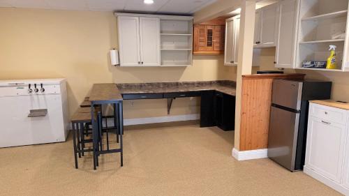 Charlottetown House | Private Two Queen Beds Room Near UPEI & Downtown Cozy Retreat Near Everything