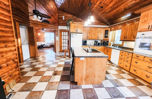 Lac du Bonnet Cabin | Private Waterfront Cabin with Hot Tub & Swim/Boat Dock