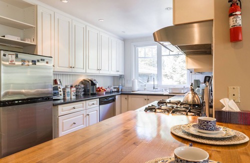 Kerrisdale House | Professionally Managed Cozy Home w/ Backyard