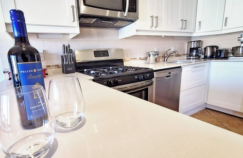 South Cambie House | Proximity & Peacefulness! 6 min from downtown I 3 blocks to Canada Line