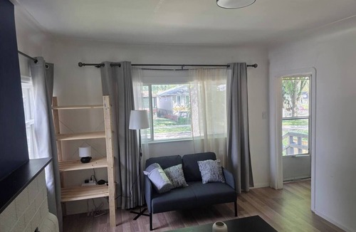 North Central Edmonton House | Pvt Double Bed & Work Desk|BBQ,Near NAIT,UofA,Downtown,Detached Free Garage,WiFi