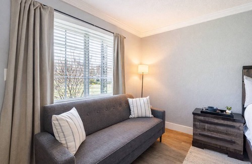 Sheffield Park Apartment | Quaint Charlotte StudioAPT withA/C 24hrGym 7Mins toHospitals&DowntownFreeParking