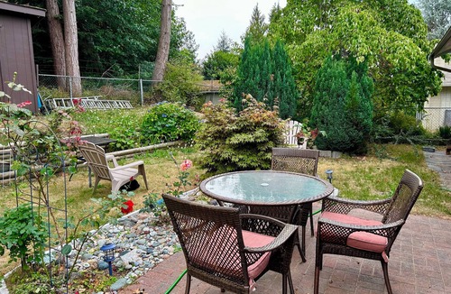 Regional District of Nanaimo House | Qualicum Beach: Cozy, bright & affordable 1 bed, 1.5 bath home on quiet crescent