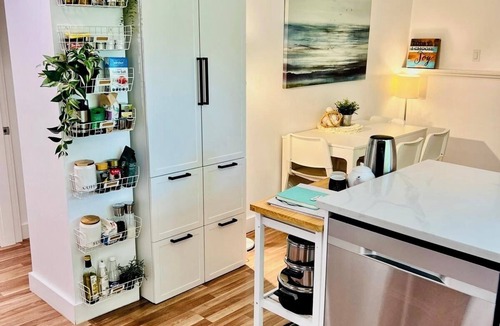 District of North Vancouver House | Quiet and bright garden suite in North Van near nature, shops and transit.