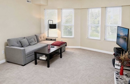 Sunset House | Quiet & Bright Basement Suite near Fraser Street