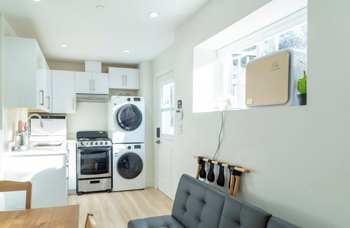 Killarney House | Quiet, cozy, 2bedroom, 1 bathroom suite near Skytrain/transit