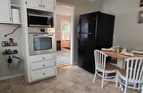Durham House | Quiet culdesac, Relaxing private fire pit near downtown, Central, and Duke!